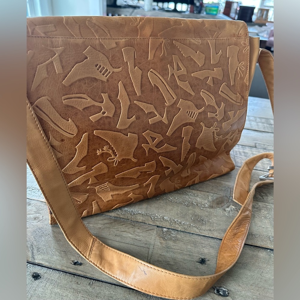 Vintage Kenneth Cole New York all leather messenger flap bag